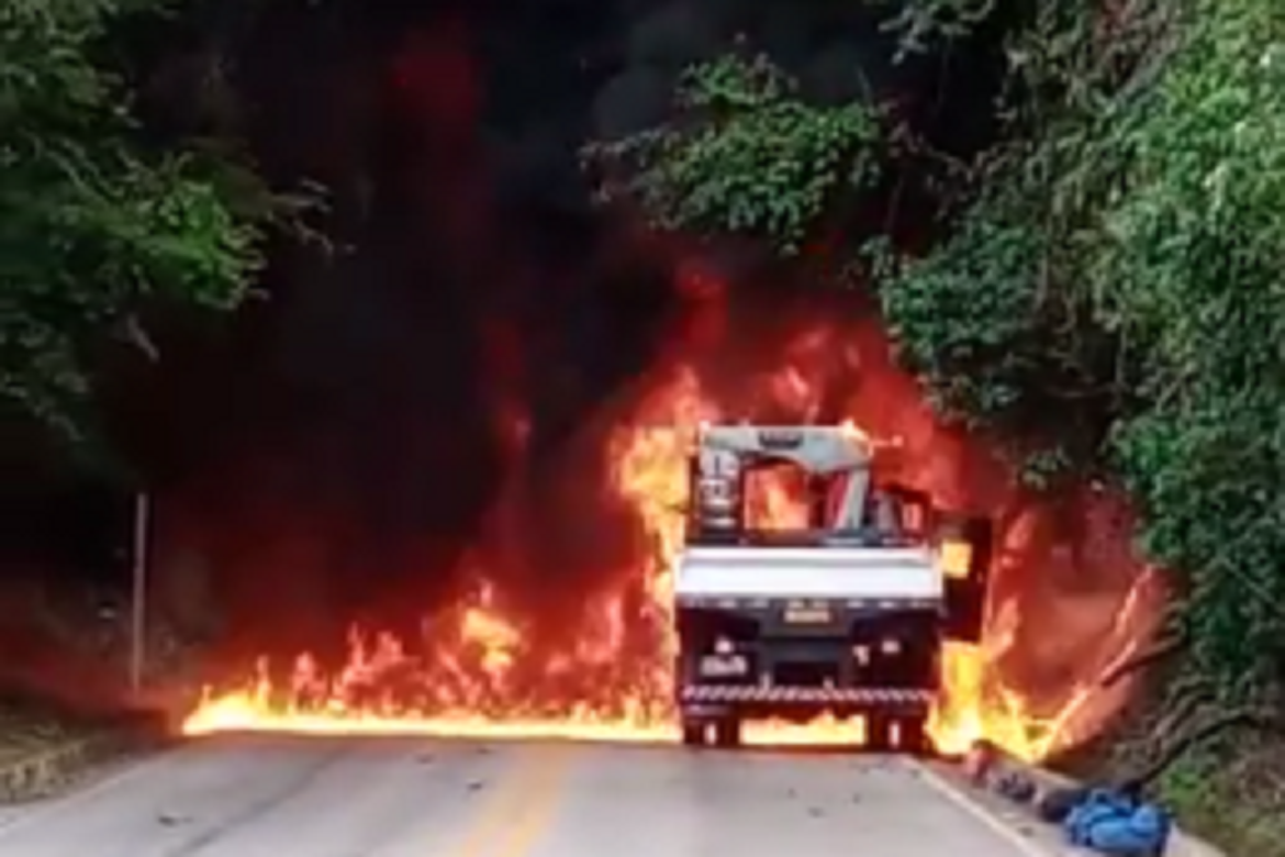  Caminhão pega fogo enquanto transitava na BR 482