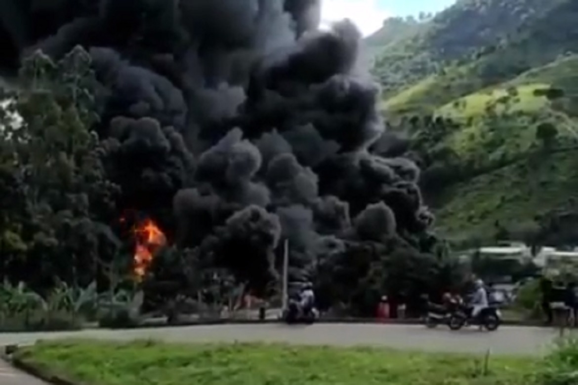  Caminhão tomba e pega fogo em Afonso Cláudio
