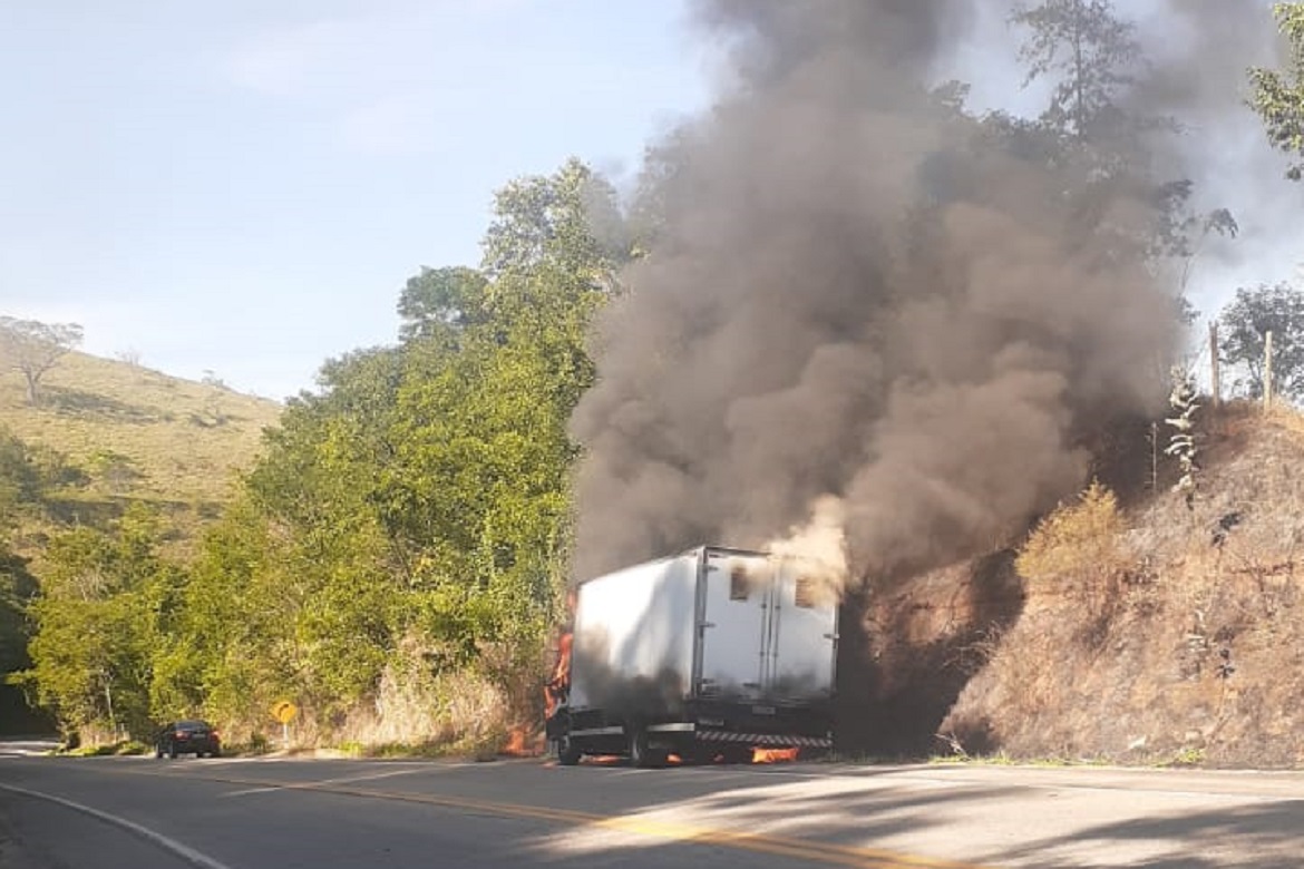  Caminhão pega fogo enquanto trafegava pela ES 484 em Bom Jesus do Norte