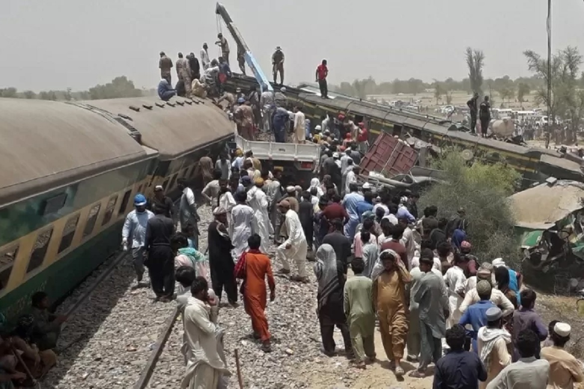  Acidente de trem deixa pelo menos 36 mortos no Paquistão