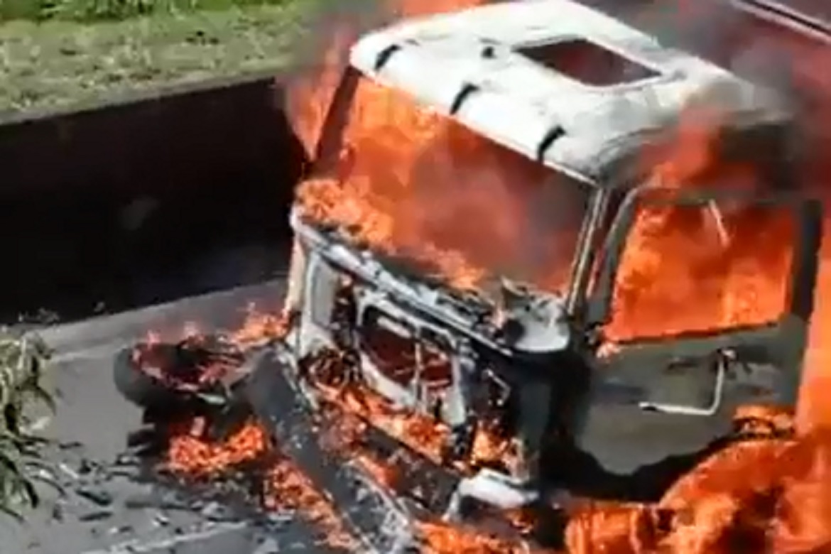  Moto e caminhão pegam fogo após colidirem na BR-101
