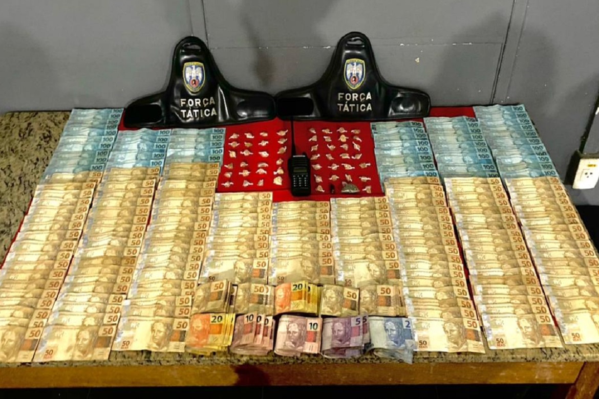  Polícia apreende drogas e R$ 18 mil em uma casa em Cachoeiro