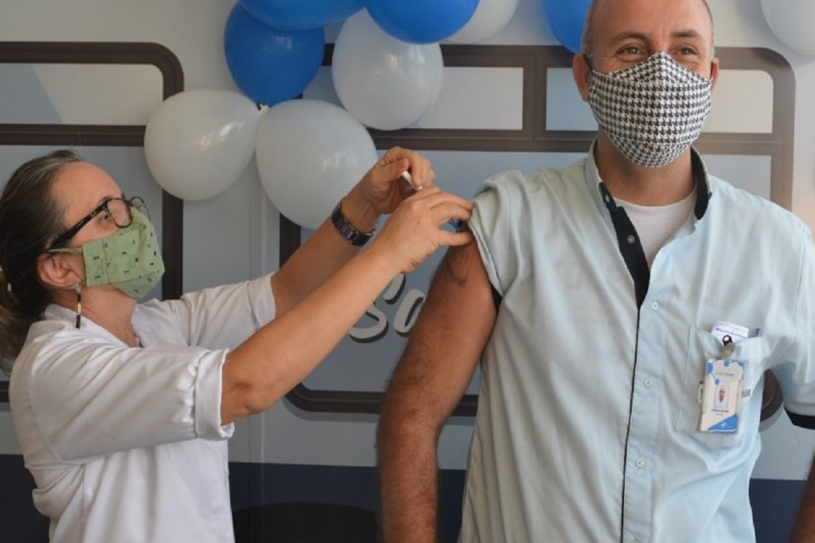  Cachoeiro inicia vacinação dos trabalhadores do transporte coletivo contra Covid-19