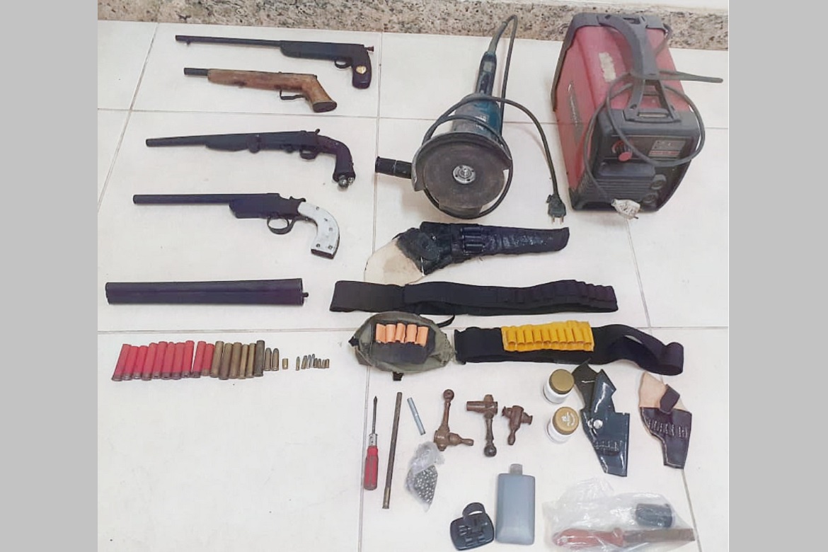  Polícia Militar apreende armas e recupera produtos furtados em Guaçuí
