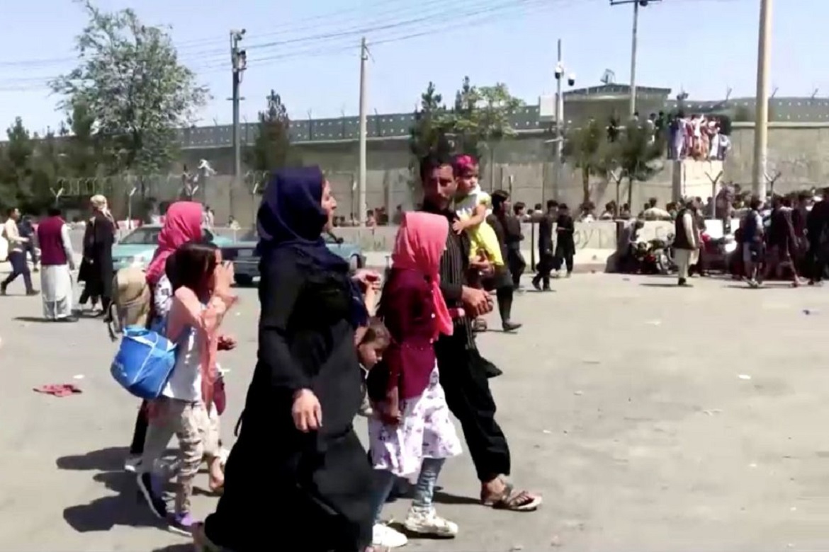  Civis tentam fugir do Afeganistão depois que Talibã tomou a capital