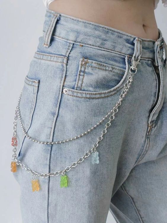  Calça jeans anos 2000 com correntes nas laterais está de volta como tendência