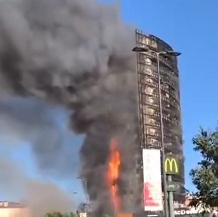  Incêndio destrói prédio residencial em Milão