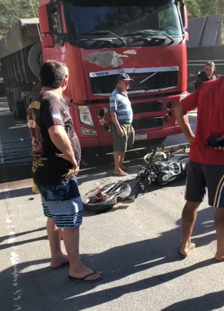  Motociclista fica gravemente ferido após colidir com uma carreta em Gironda