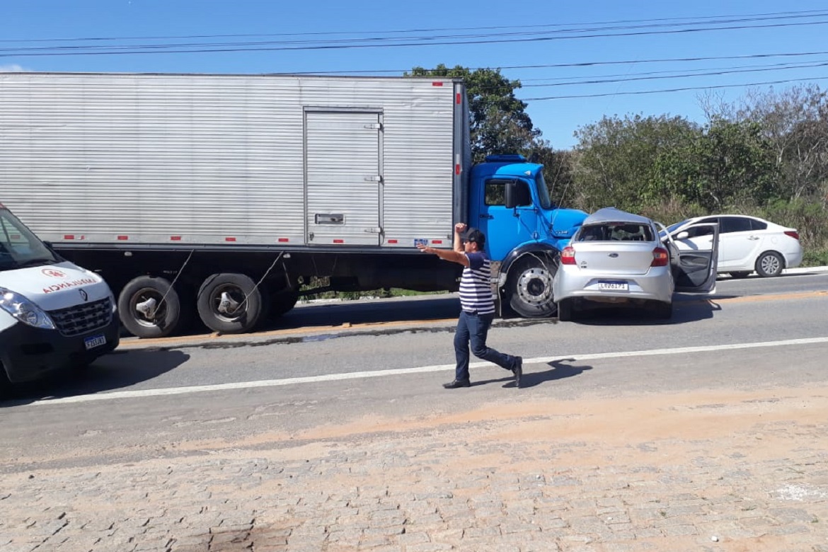  Dois idosos morreram em um acidente entre carro e caminhão nesta tarde em Cachoeiro