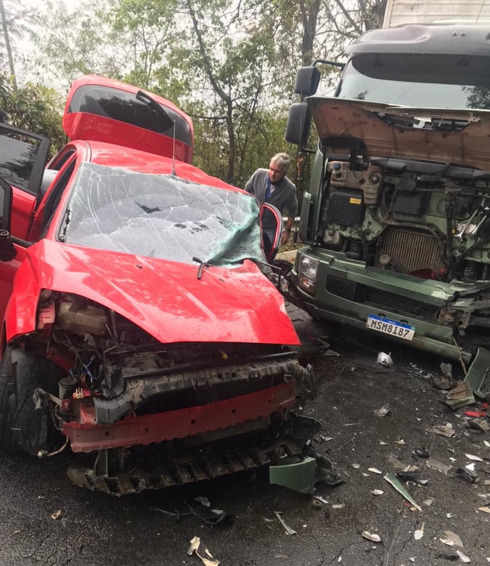  Carro e caminhão se envolvem em acidente na ES 164